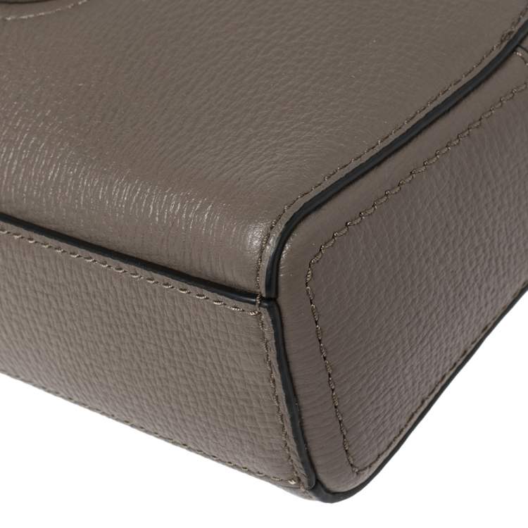 مملوكة مسبقًا Marc Jacobs Grey Leather Small Shutter Camera Crossbody Bag