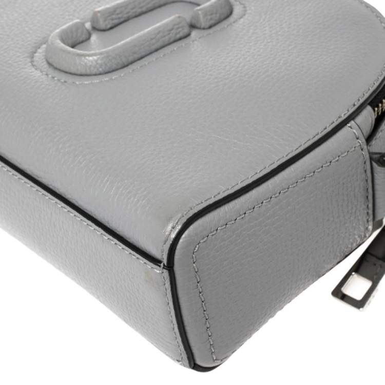 مملوكة مسبقًا Marc Jacobs Grey Leather Small Shutter Camera Crossbody Bag