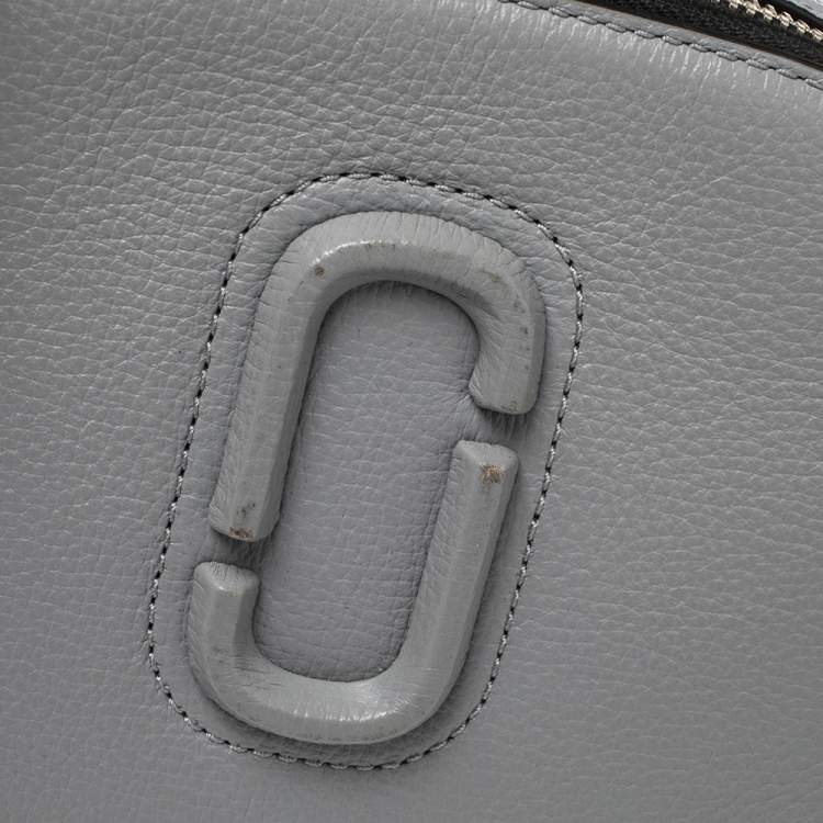 مملوكة مسبقًا Marc Jacobs Grey Leather Small Shutter Camera Crossbody Bag