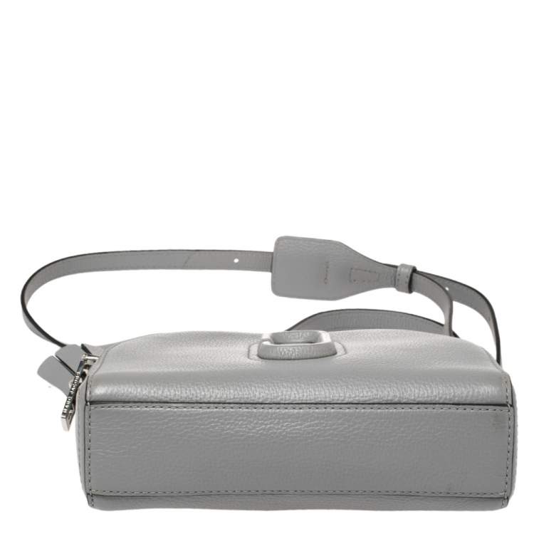 مملوكة مسبقًا Marc Jacobs Grey Leather Small Shutter Camera Crossbody Bag