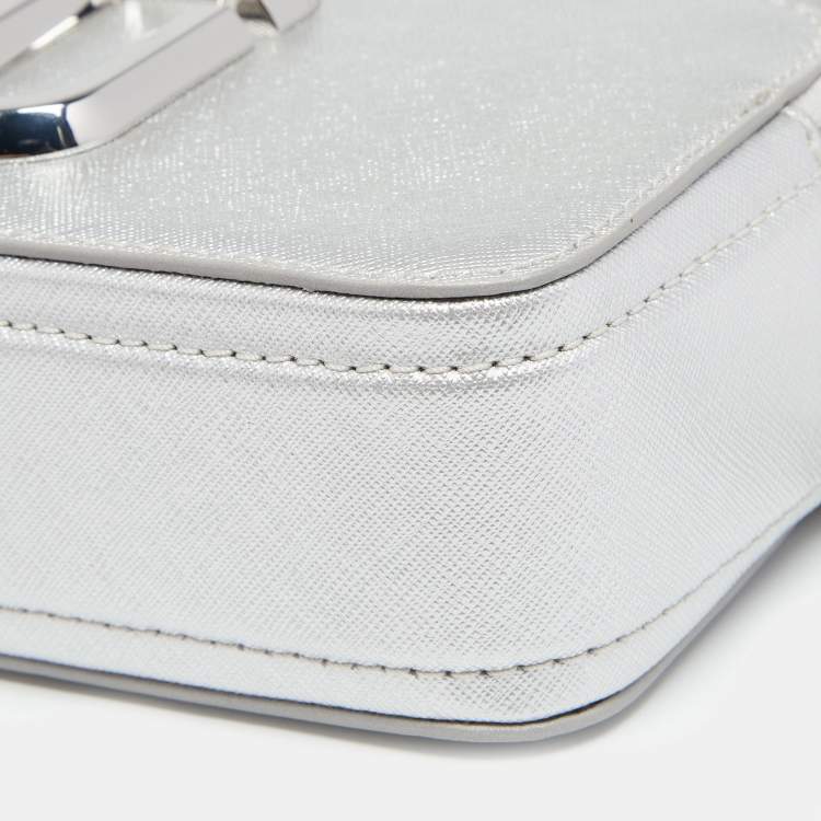 مملوكة مسبقًا Marc Jacobs Silver Leather Snapshot Camera Crossbody Bag