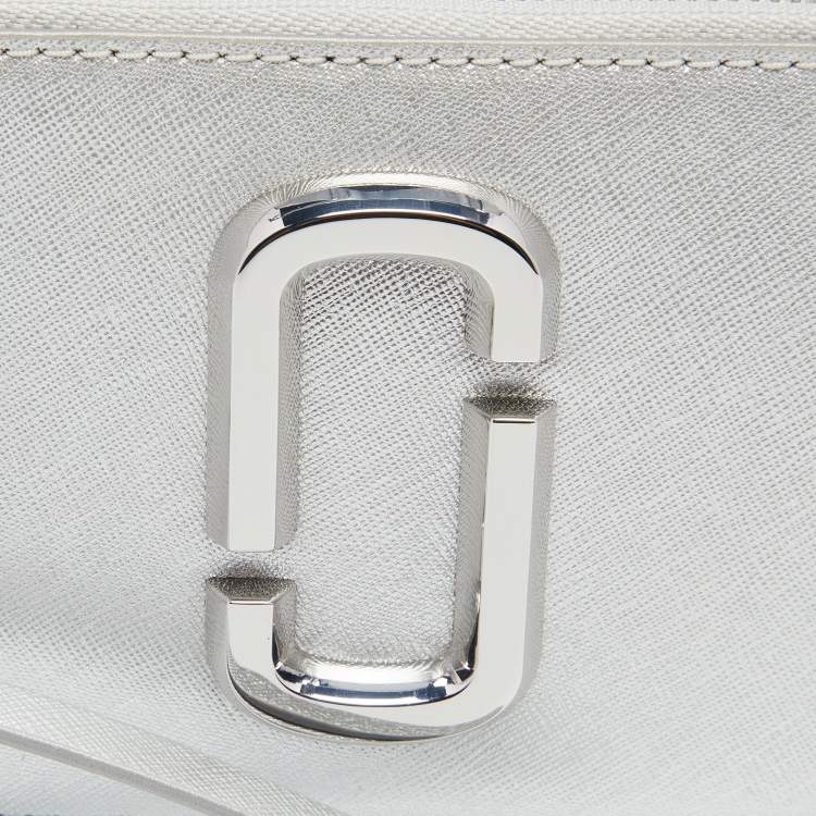 مملوكة مسبقًا Marc Jacobs Silver Leather Snapshot Camera Crossbody Bag