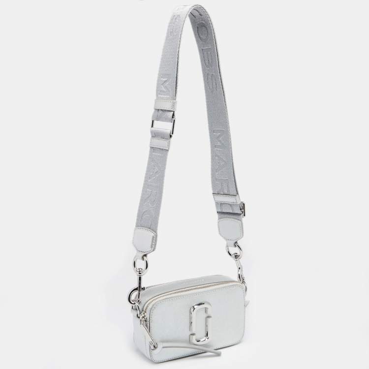 مملوكة مسبقًا Marc Jacobs Silver Leather Snapshot Camera Crossbody Bag