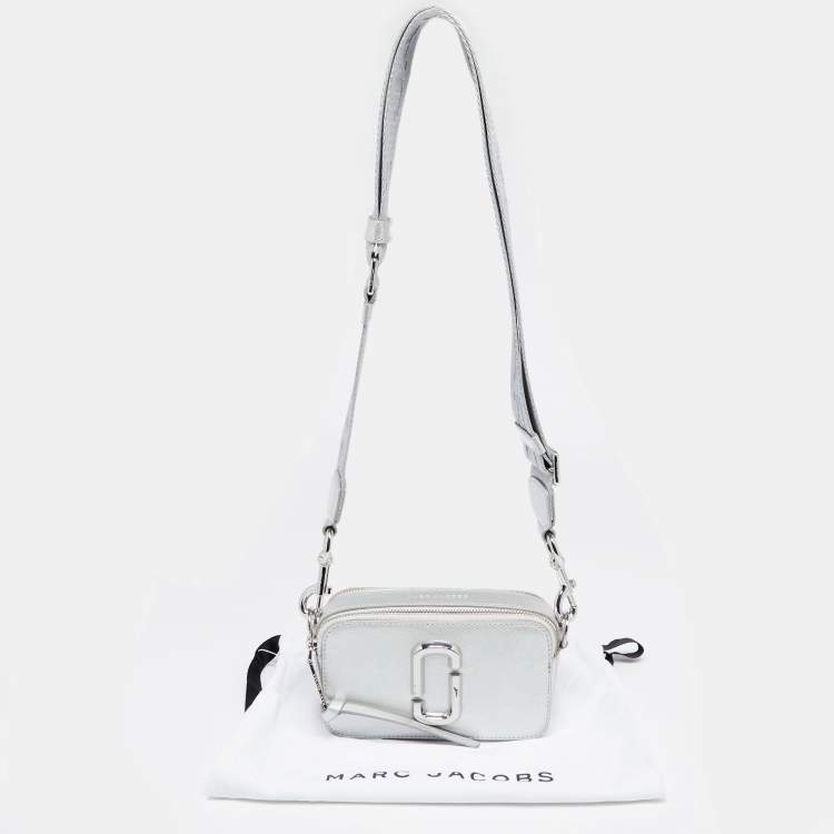 مملوكة مسبقًا Marc Jacobs Silver Leather Snapshot Camera Crossbody Bag