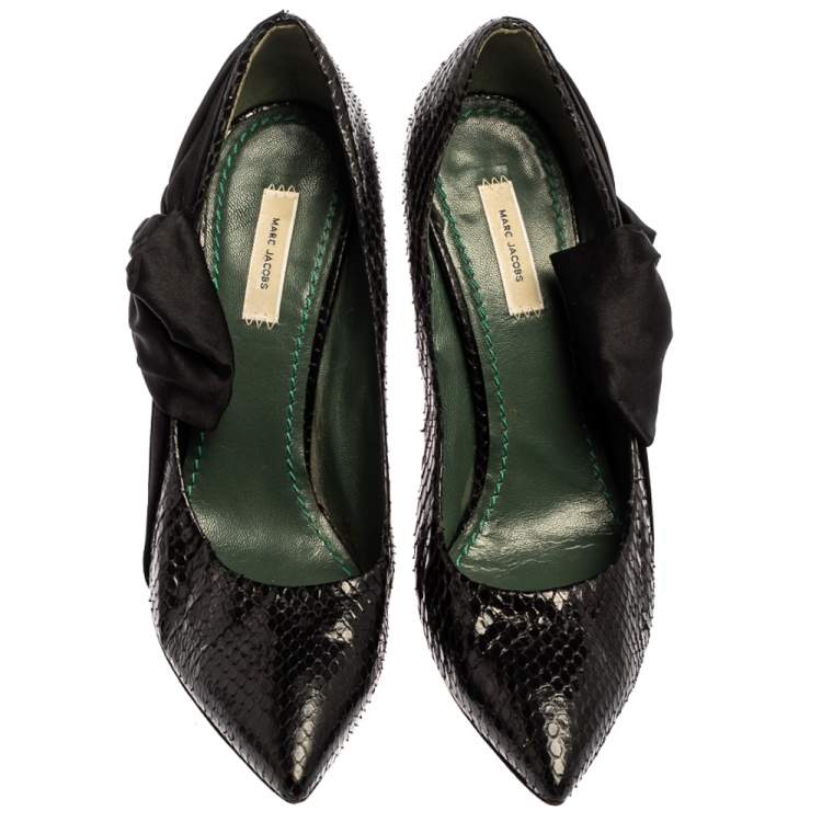 مملوكة مسبقًا Marc Jacobs Black Python Leather Side Bow Pointed Toe Pumps Size 39.5