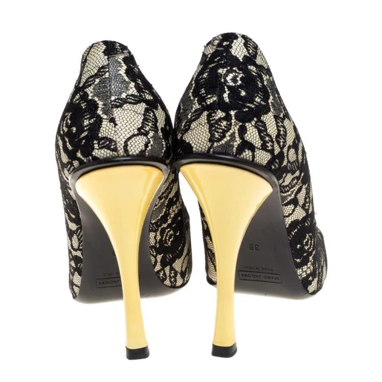 Pre Owned Marc Jacobs Yellow/Black Lace And Patent Leather Bow Detail Pumps Size 39