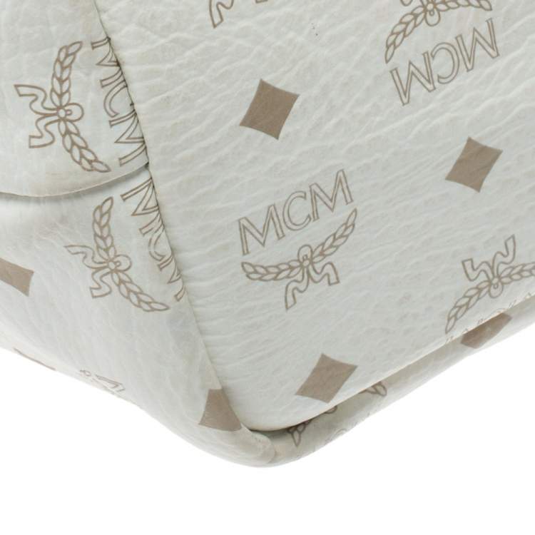 مملوكة مسبقًا MCM White Visetos Coated Canvas and Leather Medium Princess Lion Shopper Tote