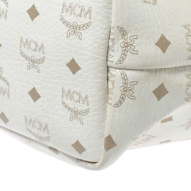 مملوكة مسبقًا MCM White Visetos Coated Canvas and Leather Medium Princess Lion Shopper Tote