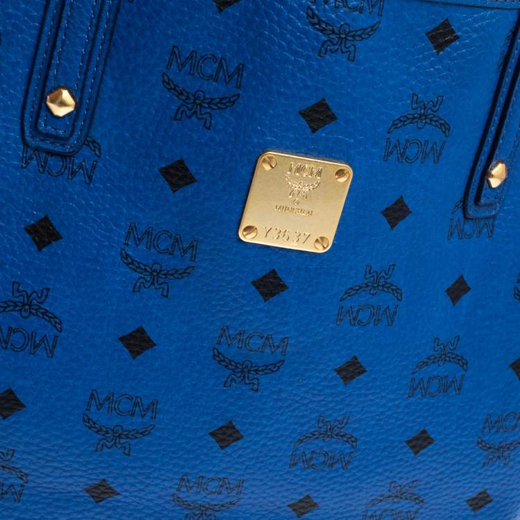 مملوكة مسبقًا MCM Blue Visetos Leather Project Reversible Shopper Tote