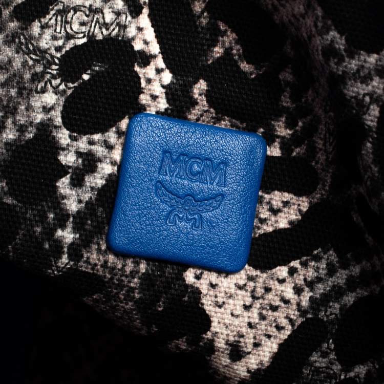 مملوكة مسبقًا MCM Blue Visetos Leather Project Reversible Shopper Tote