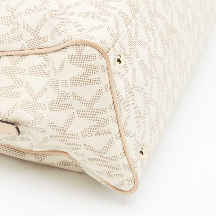 مملوكة مسبقًا Michael Kors Off White Signature Coated Canvas and Leather Charm Satchel