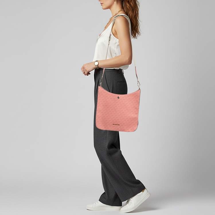 مملوكة مسبقًا Michael Kors Briley Large Pink Signature Coated Canvas Messenger Bag
