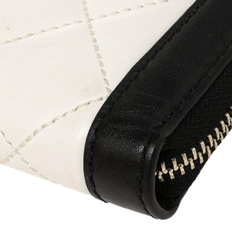 Pre Owned Michael Kors White/Black Quilted Leather Wristlet Wallet