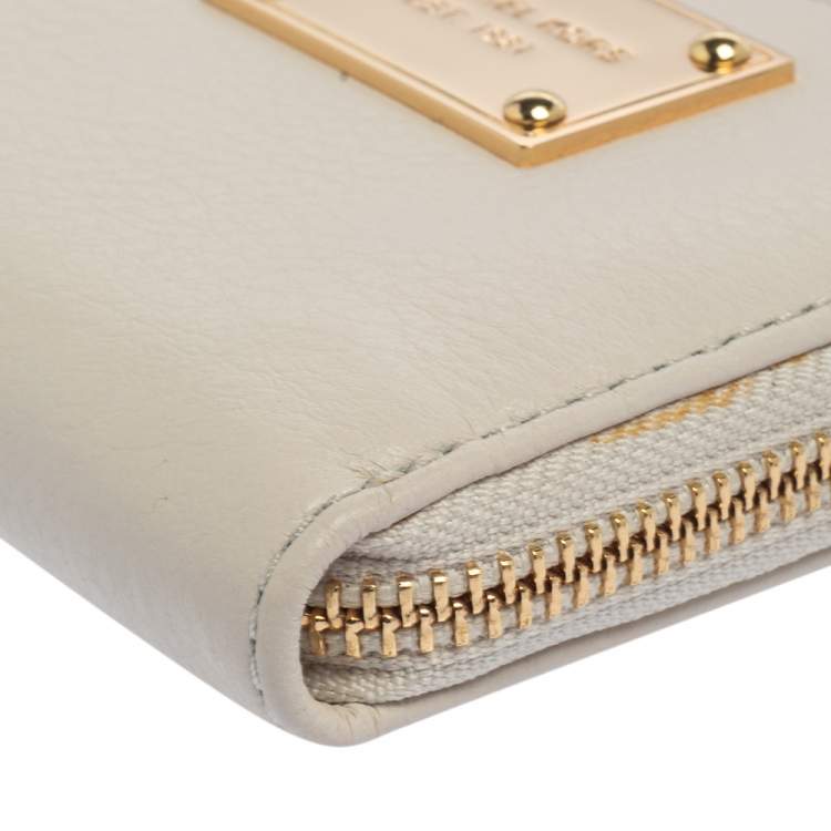 Pre Owned Micheal Kors White Leather Zip Around Wallet