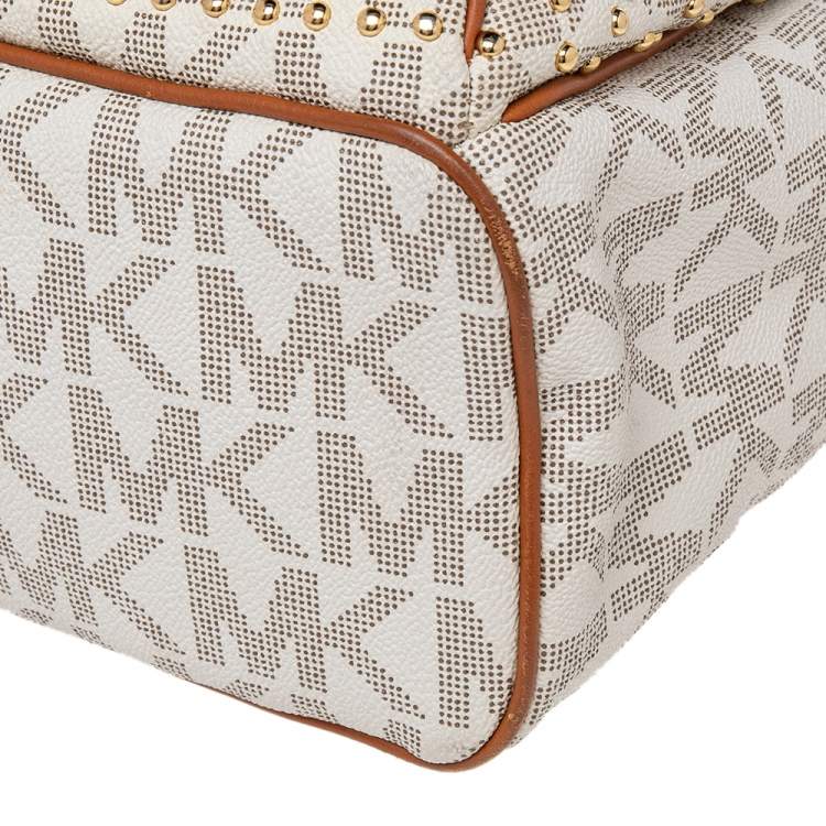 مملوكة مسبقًا Michael Kors White Signature Coated Canvas Large Studded Jet Set Backpack