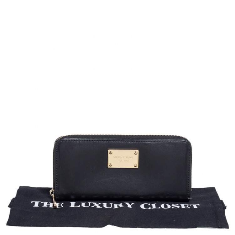 Pre Owned Michael Kors Black Leather Zip Around Wallet