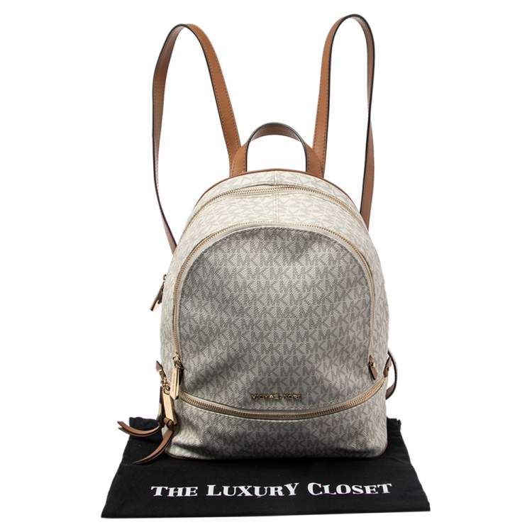مملوكة مسبقًا Michael Kors White/Tan Signature Coated Canvas And Leather Rhea Zip Backpack