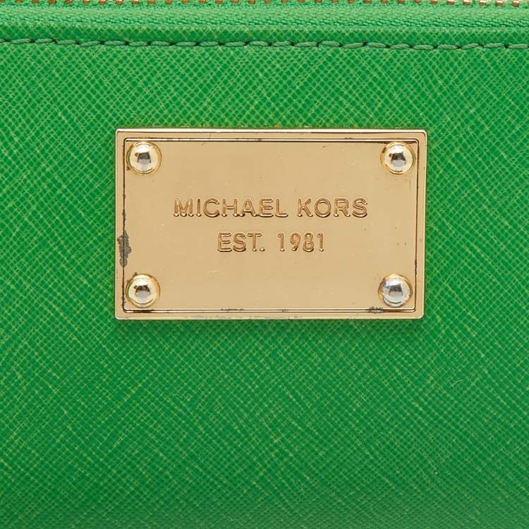 مملوكة مسبقًا Michael Kors Green Leather Jet Set Zip Around Wristlet Wallet