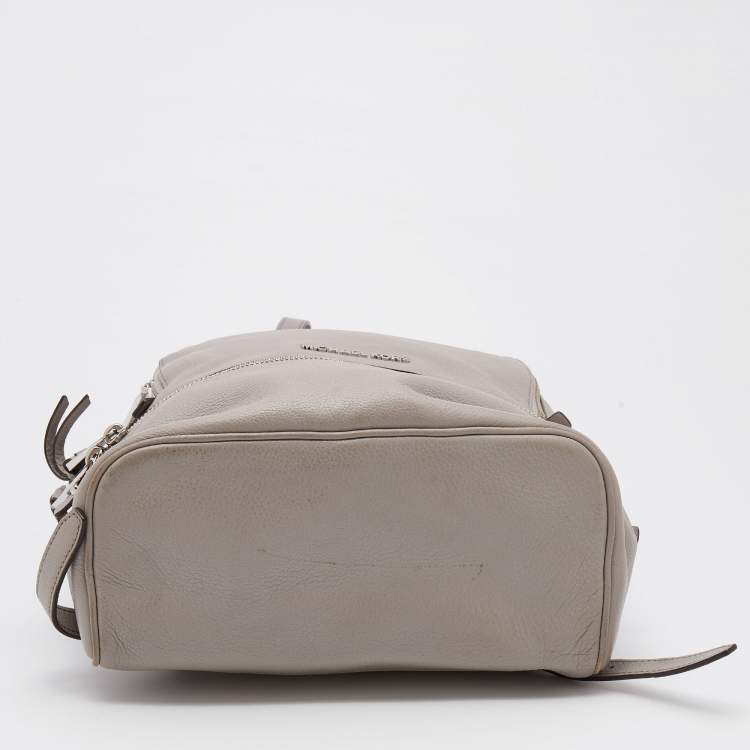 مملوكة مسبقًا Michael Kors Grey Leather Rhea Medium Backpack