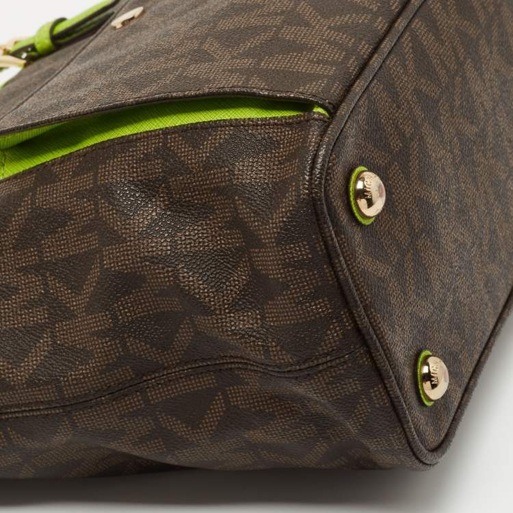 مملوكة مسبقًا Michael Kors Brown/Green Signature Coated Canvas and Leather Medium Snap Pocket Tote