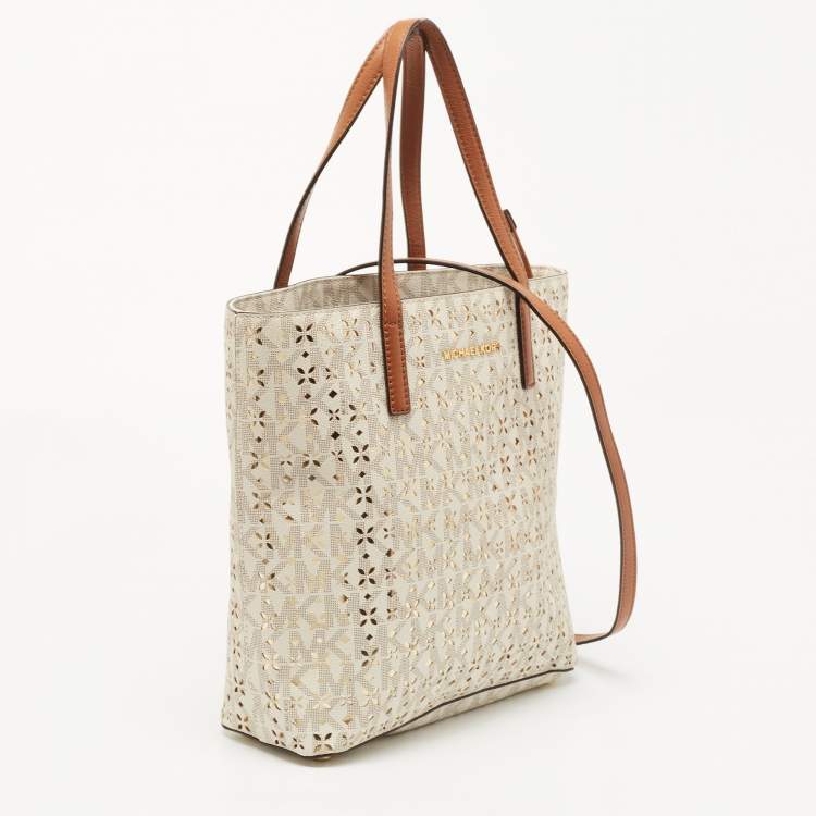 مملوكة مسبقًا Michael Michael Kors White/Gold Laser Cut Leather Medium Hayley Tote
