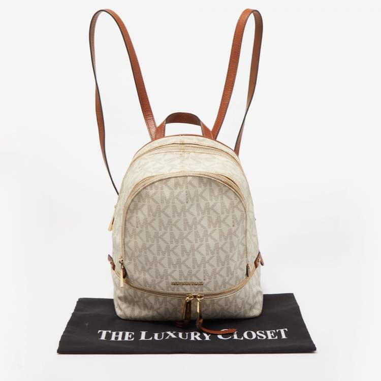 مملوكة مسبقًا Michael Kors White/Tan Signature Coated Canvas and Leather Rhea Backpack