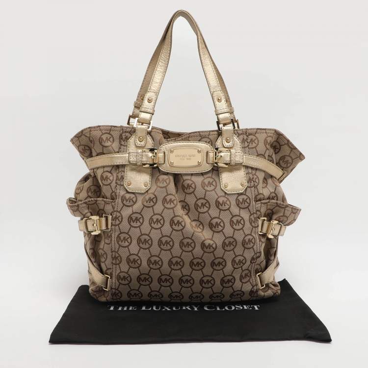 مملوكة مسبقًا MICHAEL Michael Kors Gansevoort Beige/Gold Signature Canvas and Leather Tote
