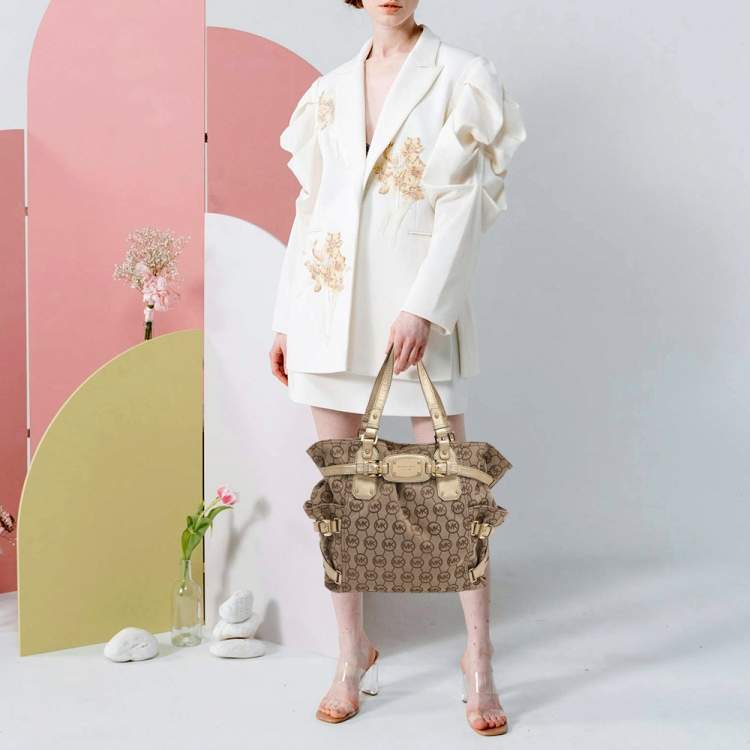 مملوكة مسبقًا MICHAEL Michael Kors Gansevoort Beige/Gold Signature Canvas and Leather Tote