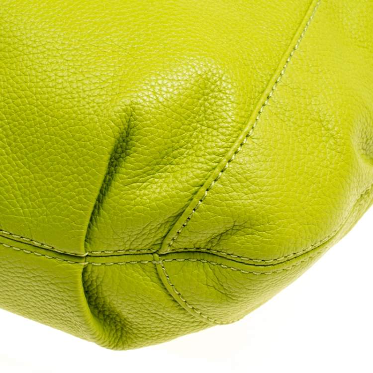 مملوكة مسبقًا Michael  Michael Kors Pistachio Leather Charm Tassel Hobo