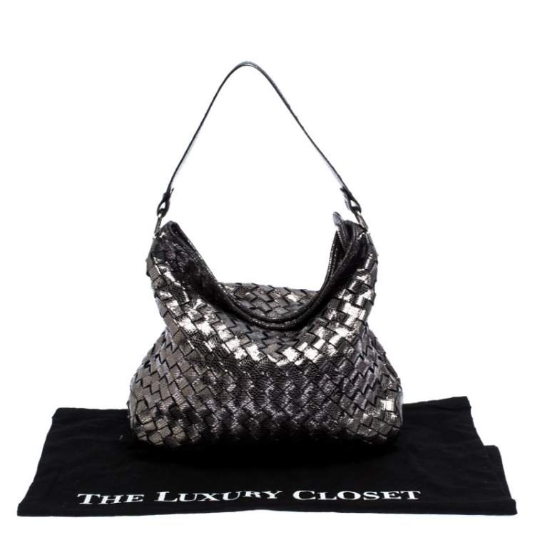 مملوكة مسبقًا Michael Kors Metallic Grey Woven Leather Newbury Hobo