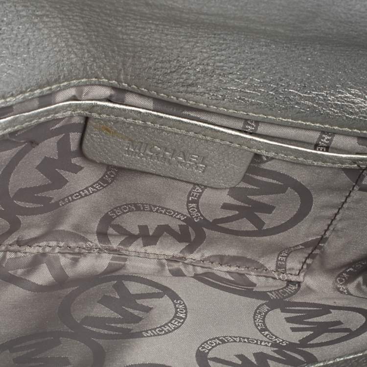 Pre Owned MICHAEL Michael Kors Metallic Silver Leather Buckle Detail Flap Clutch 