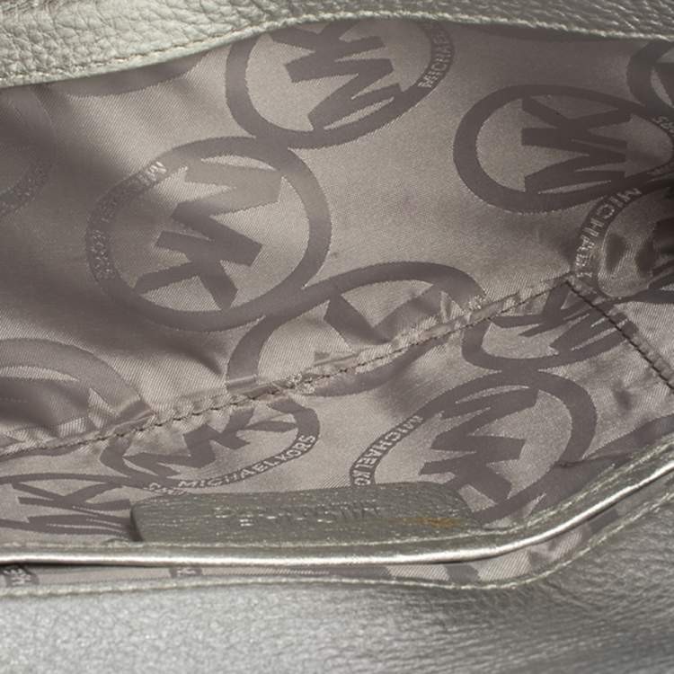 Pre Owned MICHAEL Michael Kors Metallic Silver Leather Buckle Detail Flap Clutch 