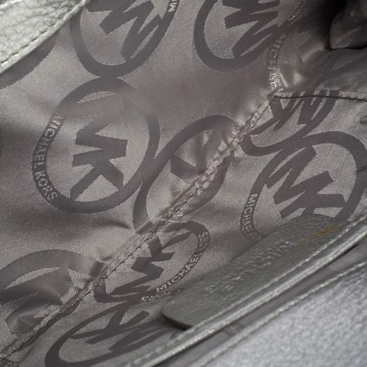 Pre Owned MICHAEL Michael Kors Metallic Silver Leather Buckle Detail Flap Clutch 