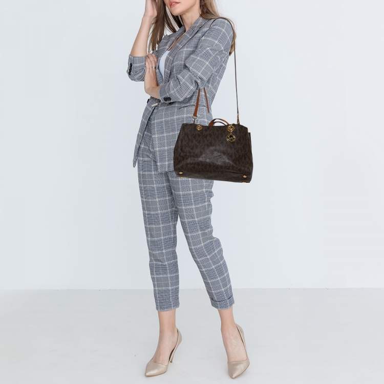 مملوكة مسبقًا MICHAEL Michael Kors Brown Signature Coated Canvas Medium Cynthia Satchel