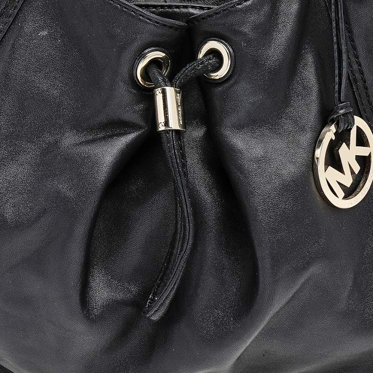 مملوكة مسبقًا MICHAEL Michael Kors Black Leather Ludlow Drawstring Shoulder Bag