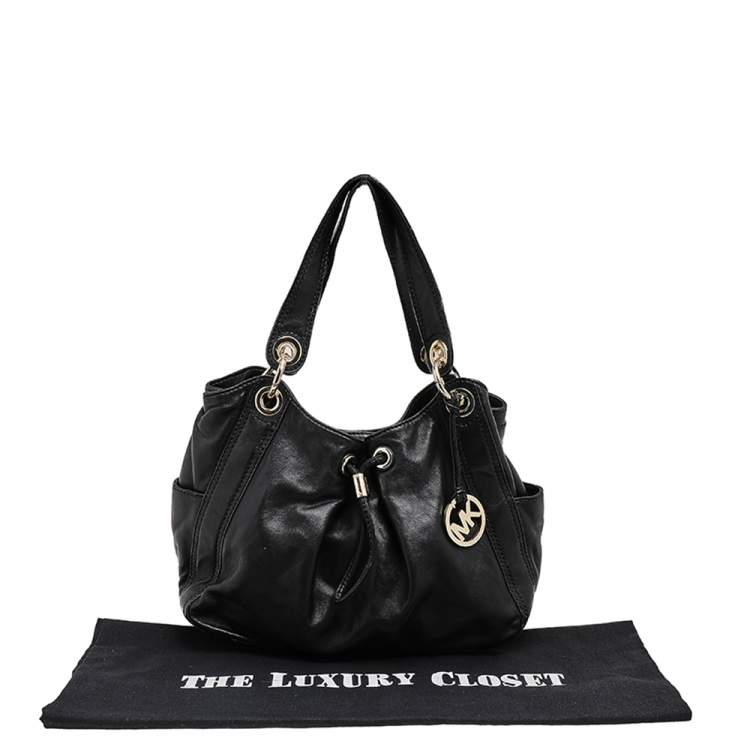 مملوكة مسبقًا MICHAEL Michael Kors Black Leather Ludlow Drawstring Shoulder Bag