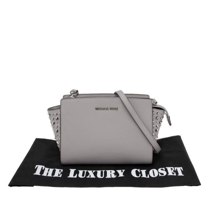 مملوكة مسبقًا MICHAEL Michael Kors Grey Leather Studded Small Selma Crossbody Bag