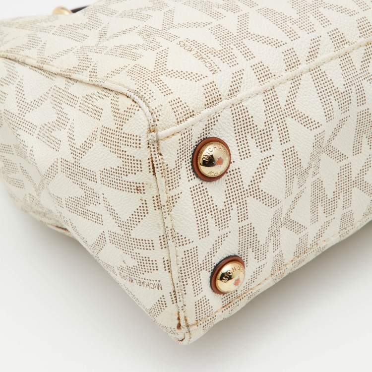 Pre Owned MICHAEL Michael Kors Vanilla/Brown Signature Coated Canvas Medium Cynthia Tote