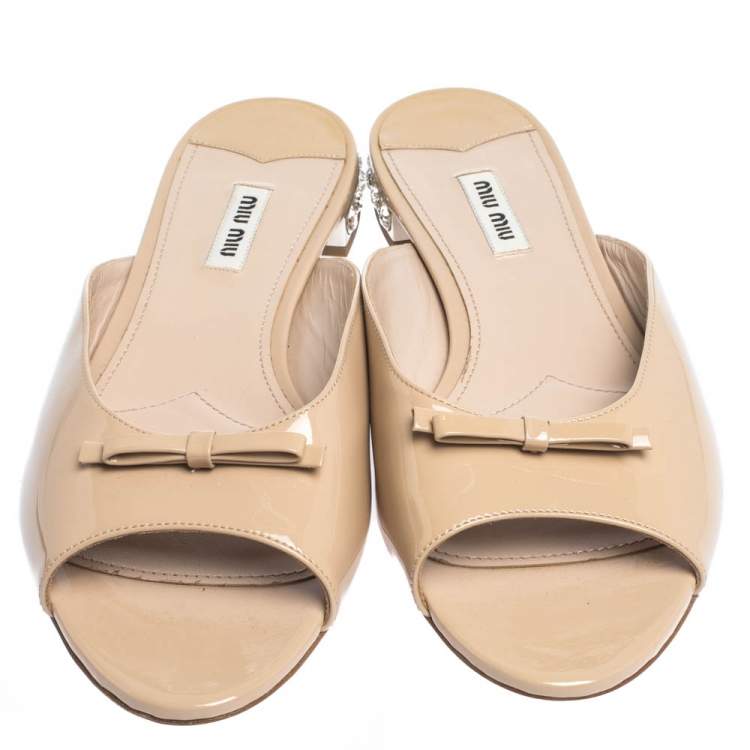 Pre Owned Miu Miu Beige Patent Leather Bow Detail Jeweled Heel Slide Flats Size 41