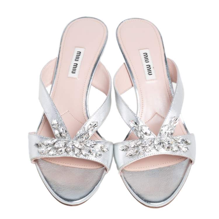 مملوكة مسبقًا Miu Miu Silver Leather Crystal Embellished Slide Sandals Size 39