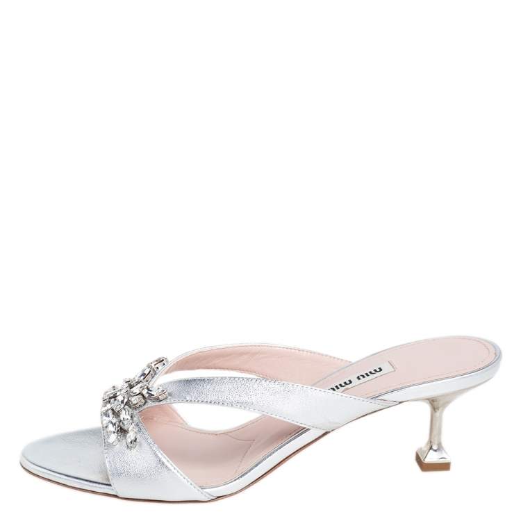 مملوكة مسبقًا Miu Miu Silver Leather Crystal Embellished Slide Sandals Size 39