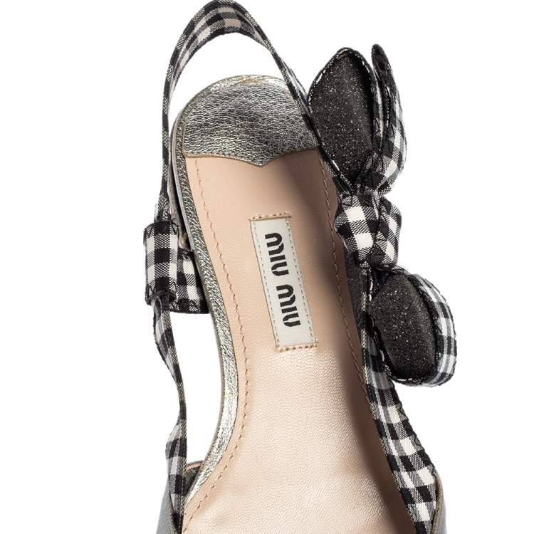 مملوكة مسبقًا Miu Miu Silver Leather And Gingham Fabric Slingback Flat Pumps Size 35