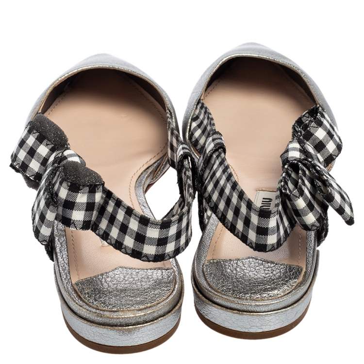 مملوكة مسبقًا Miu Miu Silver Leather And Gingham Fabric Slingback Flat Pumps Size 35