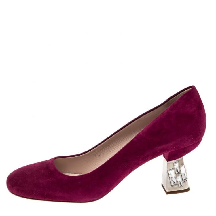 مملوكة مسبقًا Miu Miu Fuchsia Suede Crystal Embellished Block Heel Pumps Size 40