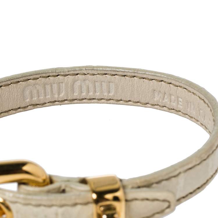 Pre Owned Miu Miu Cream Crocodile Embossed Leather Gold Tone Heart Charm Bracelet