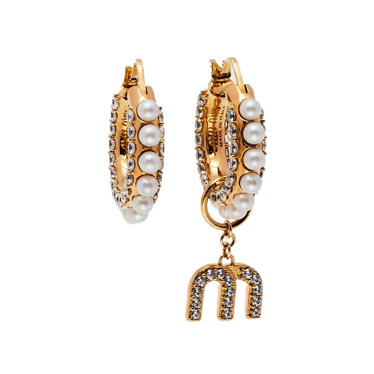 Pre Owned Miu Miu Crystal Faux Pearl Gold Tone Pearl Asymmetric Hoop Earrings