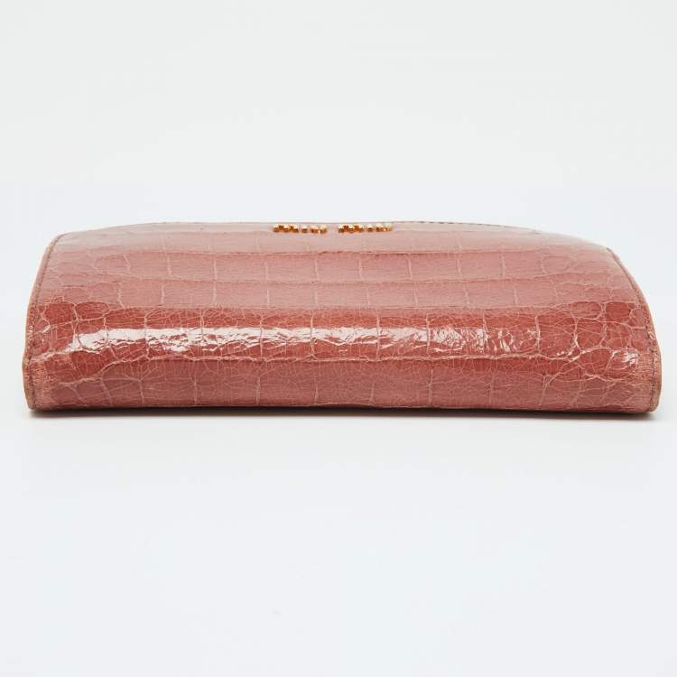 Pre Owned Miu Miu Peach Croc Embossed Leather Twisted Lock Wallet