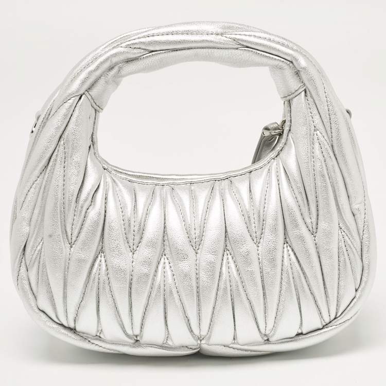 مملوكة مسبقًا Miu Miu Silver Matelassé Leather Wander Hobo