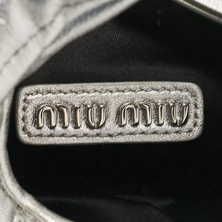 مملوكة مسبقًا Miu Miu Silver Matelassé Leather Wander Hobo