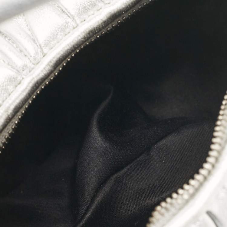 مملوكة مسبقًا Miu Miu Silver Matelassé Leather Wander Hobo
